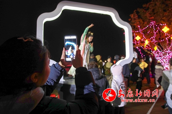 安康高新区“欢欢喜喜过大年”2024年春节文旅商贸活动暨桃花源新春灯会启动 - 安康新闻网(图3)