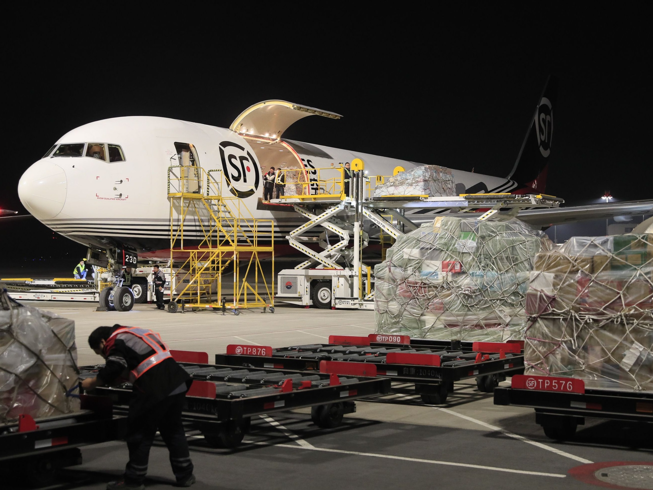 花湖机场加速打造国际自由贸易航空港(图1) 花湖机场加速打造国际自由贸易航空港(图1)