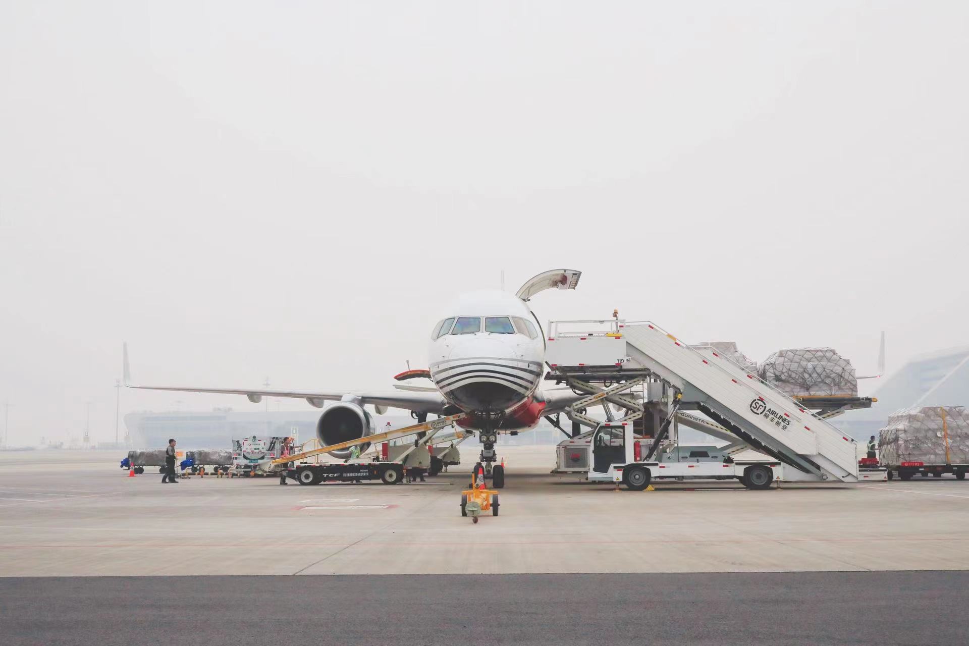 花湖机场加速打造国际自由贸易航空港(图2) 花湖机场加速打造国际自由贸易航空港(图2)
